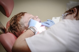 Dentista atenciendo a paciente